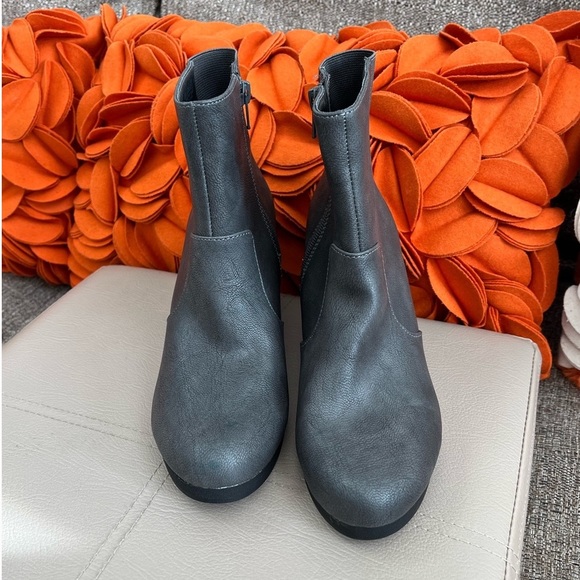 🦋 Life Stride Flex Dark Gray Wedge Booties, size 6.5M - Picture 2 of 7
